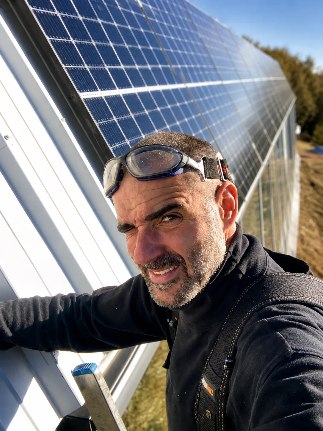 Fondateur de Cyder Solar devant une installation de panneaux photovoltaïques